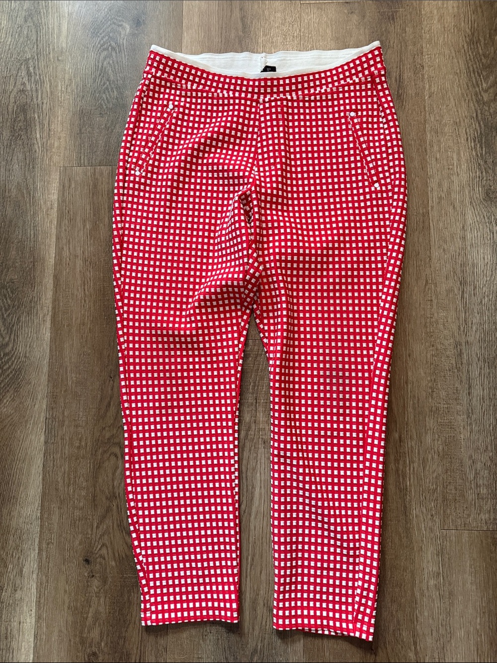 Hue Capri Pull On Pants Women Medium Red White Check Stretch Textured Form Fit